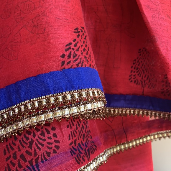 ORGANZA BENGALI RED DUPATTA with print motif and gota border and bells. - Picture 5 of 6